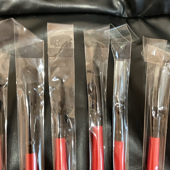 Too Hip makeup brush set - Picture 3 of 8